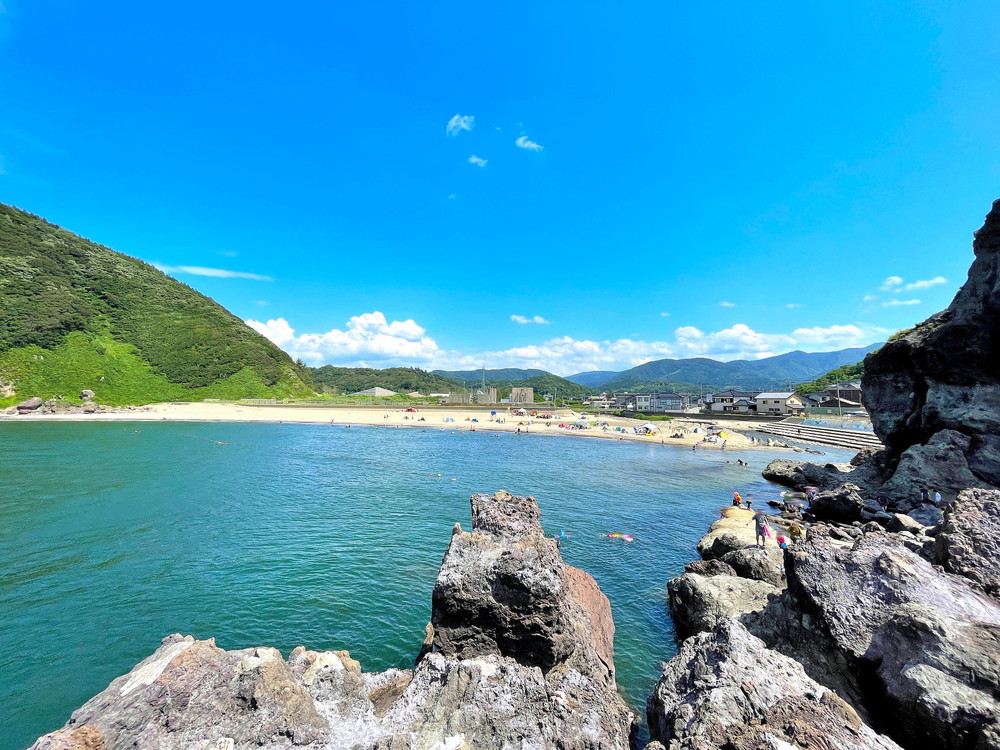 【山形庄内海水浴場レポ】三瀬海水浴場（鶴岡市）｜山に囲まれた海水浴場。岩でできた自然の飛び込み場もあります