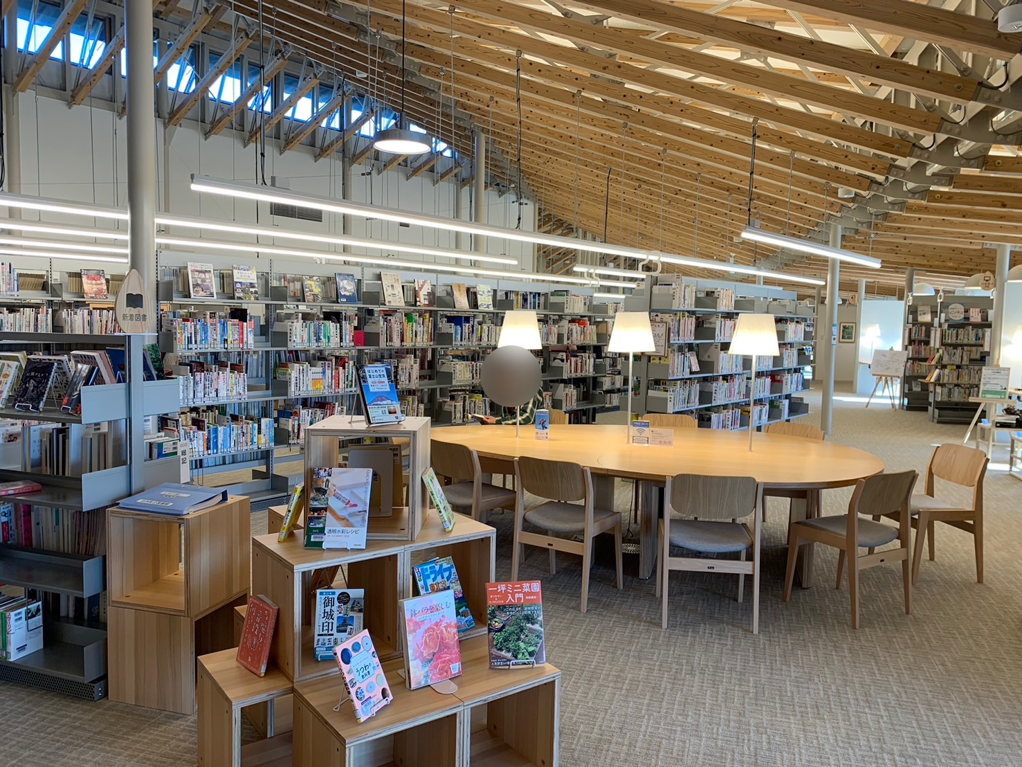 庄内町立図書館　一般向け図書コーナー
