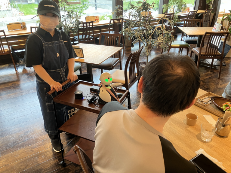 みつわ会＿接客風景png-768x576