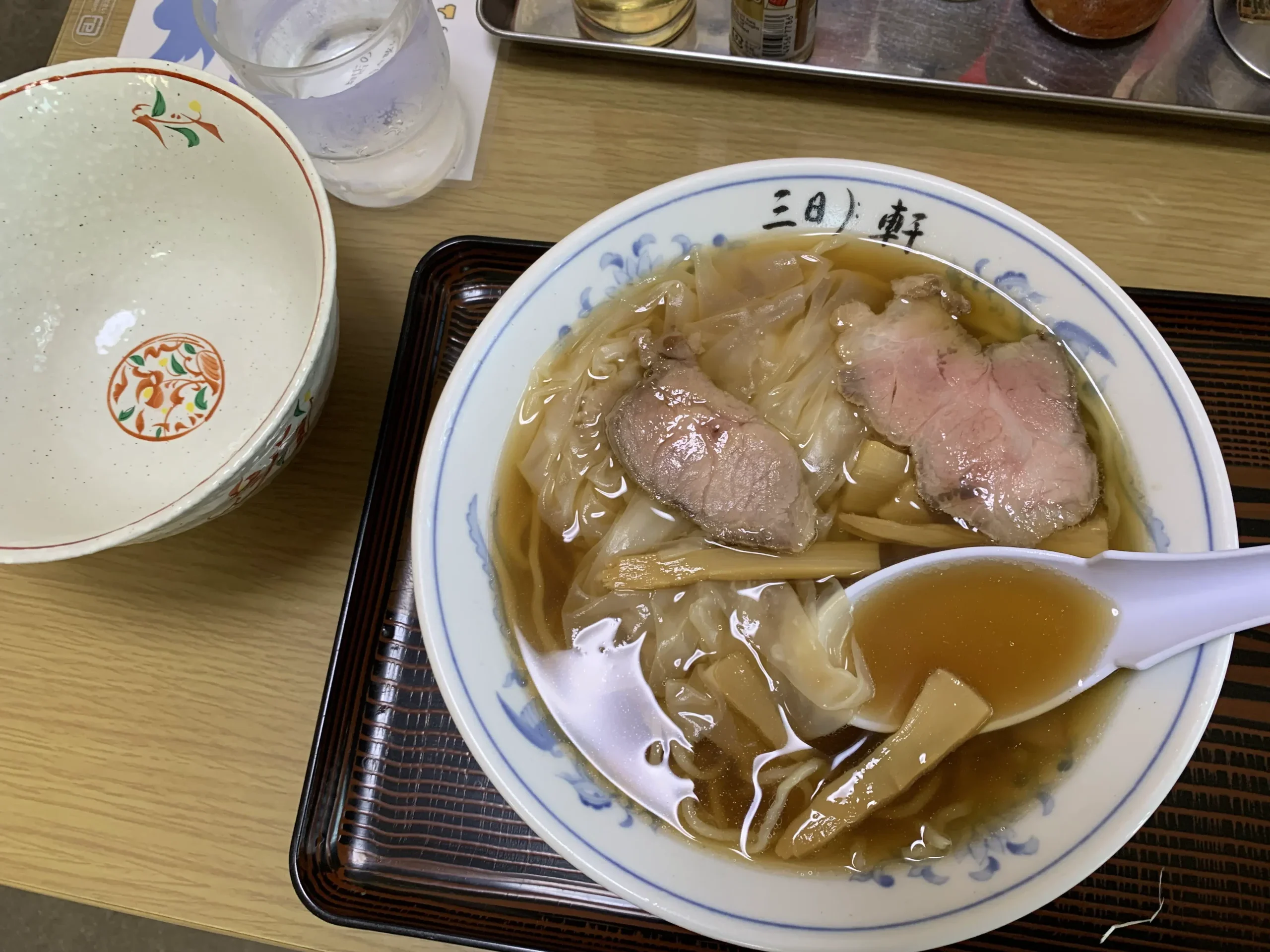 三日月軒東中の口店　ワンタンメン