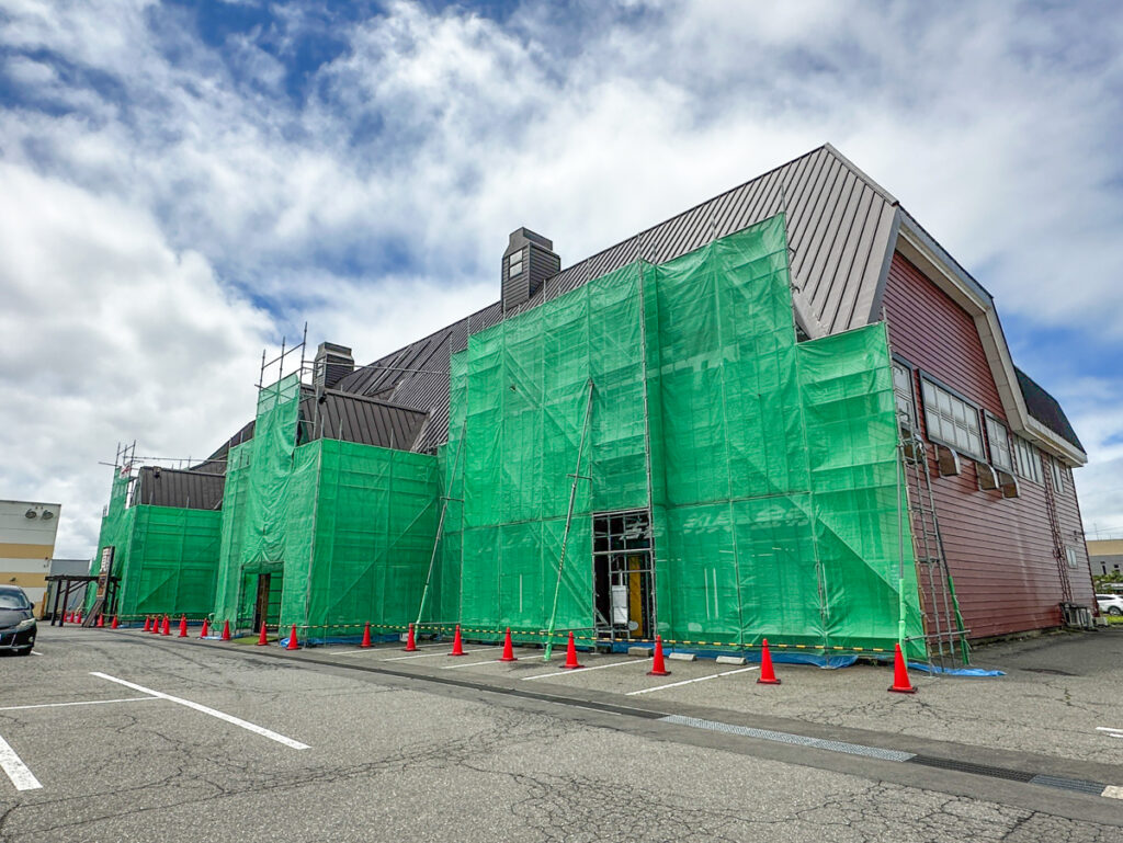 リニューアル工事中のお宝中古市場鶴岡店外観